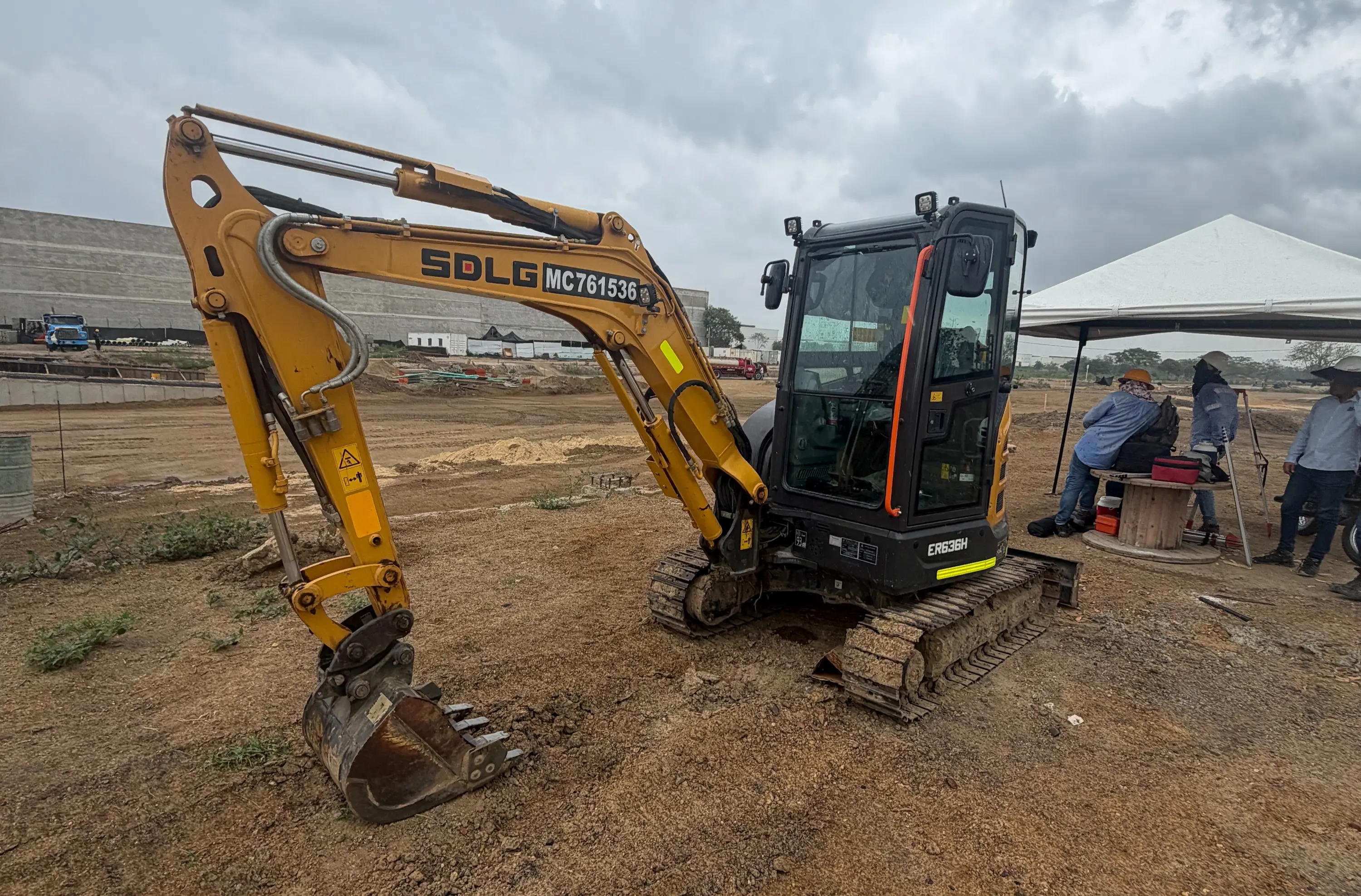 Equipo de maquinaria pesada trabajando en conjunto