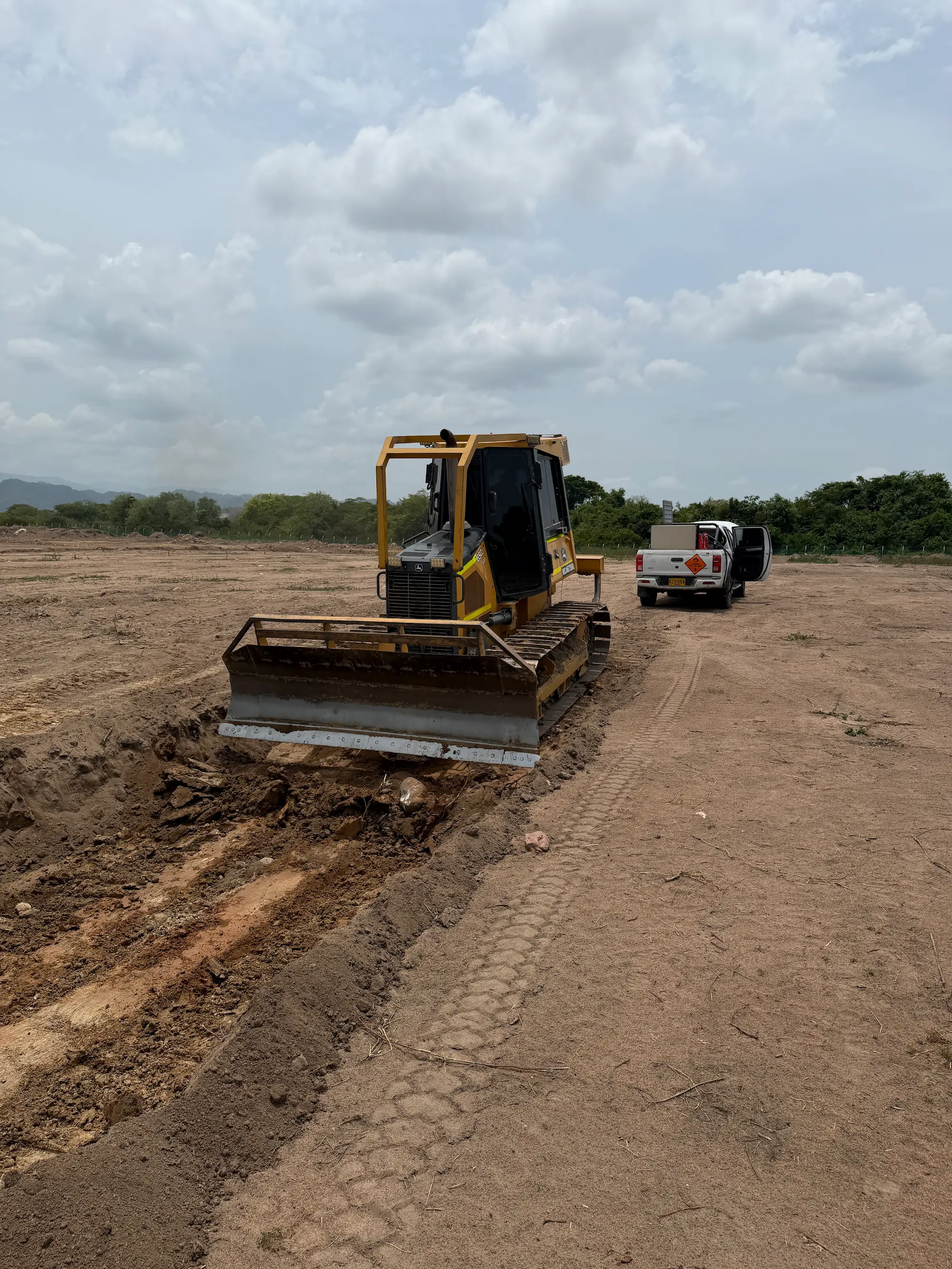 Equipo de maquinaria pesada trabajando en conjunto